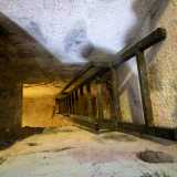 Attraverso delle ripide scale scendiamo cos� nel sottosuolo di San Giuseppe...